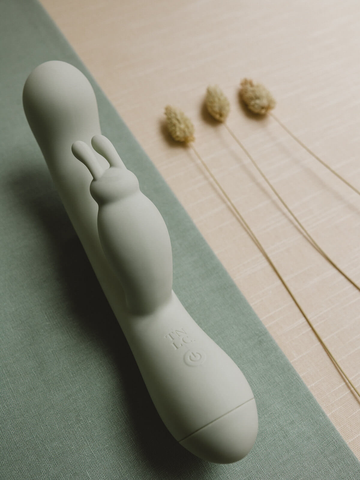 Saro : Classic Rabbit Vibrating Dildo