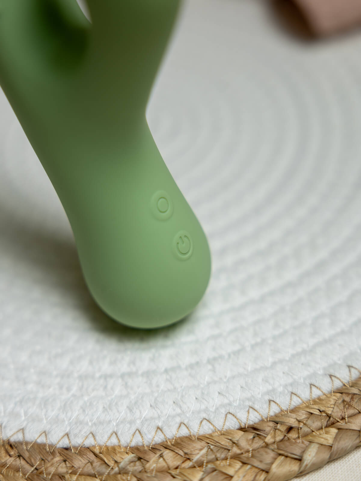 Senna : Unique ‘Come-Hither’ Thrusting Dildo & Vibrator