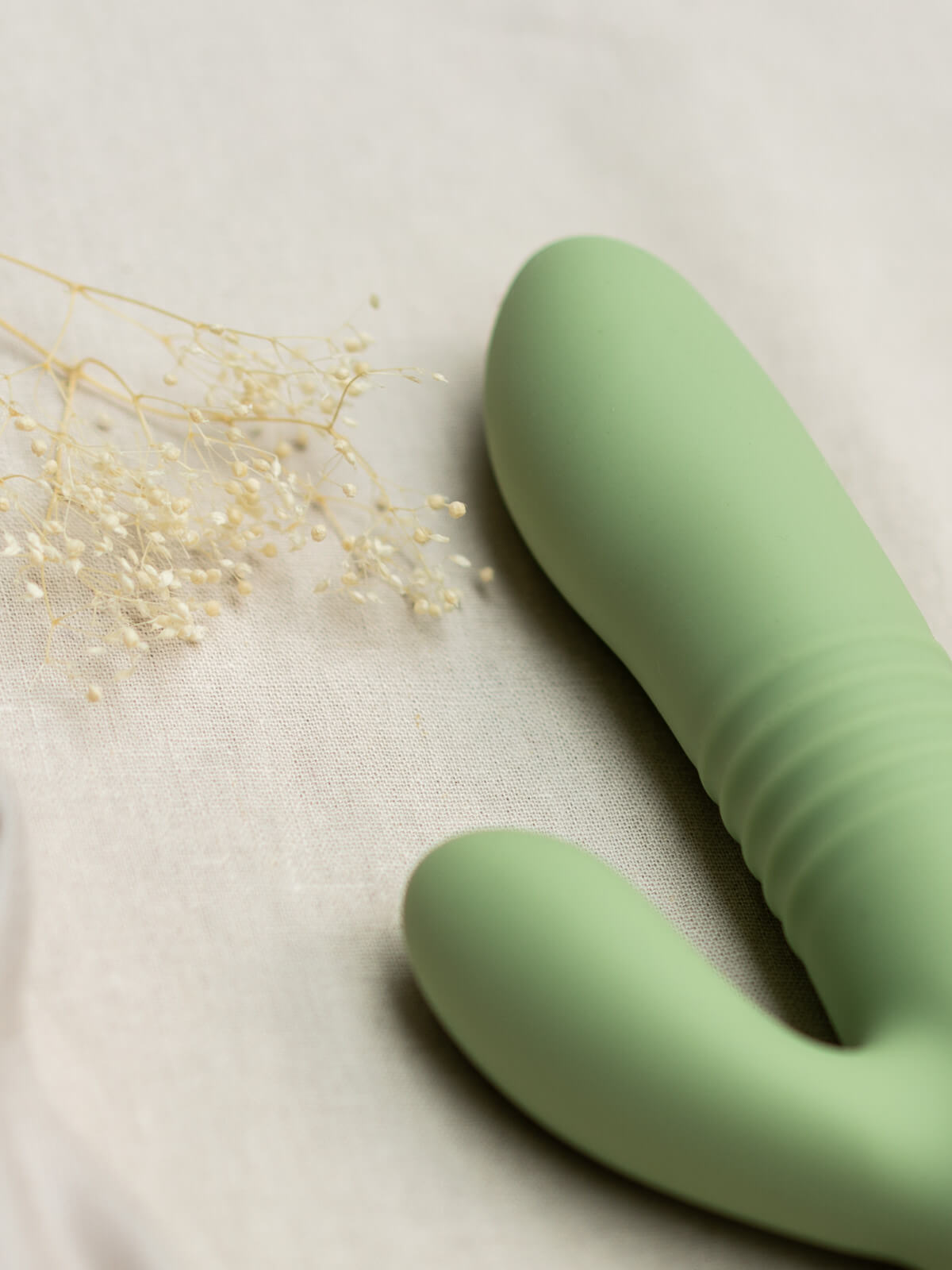 Yarrow : Thrusting Rabbit Vibrating Dildo